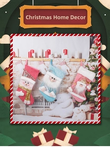 Lot de trois chaussettes de Noël en peluche à paillettes suspendues sur une cheminée