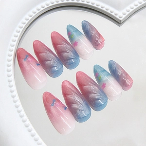 Blaue Cat-Eye-Nägel zum Aufkleben mit Blumen- und Schmetterlingsdekor auf Herzspiegel