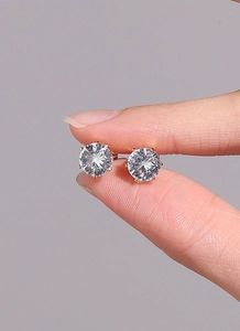 Détails des boucles d'oreilles couronne dorées 18K avec zircone cubique ronde en main
