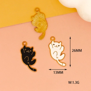 Detailed size chart for black and white alloy cat pendants showing 26mm height and 1.3g weight