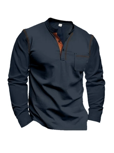 Détail de chemise henley bleu marine à manches longues avec patte boutonnée orange