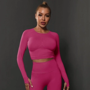 Détail de l'ensemble de sport sans couture rose avec legging taille haute et haut long