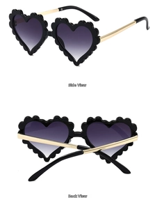 Detail einer herzförmigen Sonnenbrille mit Wellenrand und lila Verlaufsgläsern