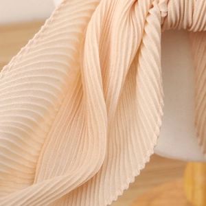 Foulard quadrato plissettato beige 90x90cm in finto lino con trama morbida