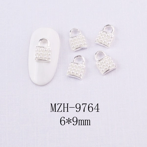 Gros plan de bijoux d'ongles en forme de cadenas avec perles blanches et alliage argent