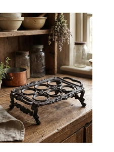 Macro-opname van de vintage gietijzeren eierhouder met zes vakken en bronsfinish