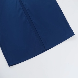 Gros plan détaillé de l'élégante fente latérale sur cette robe de soirée en satin bleu