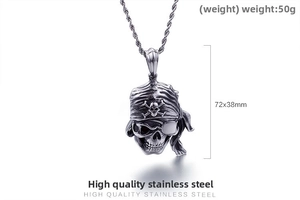 Détail macro du pendentif crâne de pirate rétro avec bandana et chaîne en acier inox