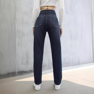 Jeans in denim blu scuro slim fit da donna con chiusura a cinque bottoni e taglio dritto