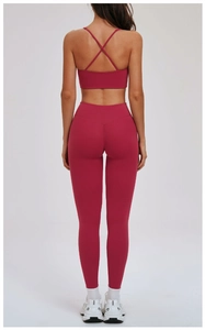 Détail du legging de yoga taille haute et du soutien-gorge de sport à dos croisé rouge baie