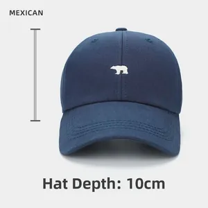 Détail de la casquette marine en coton avec broderie ours polaire et profondeur de 10cm