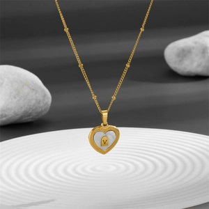 Collier cœur en acier inoxydable plaqué or 18 carats avec nacre blanche et pendentif V