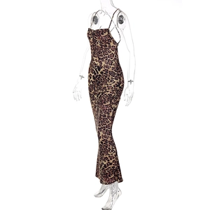 Detailansicht der figurbetonten Silhouette und der dünnen Träger am Leoparden-Maxikleid