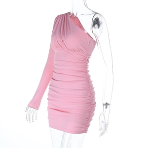 Détail de la robe moulante rose à une épaule avec un design élégant de fronces