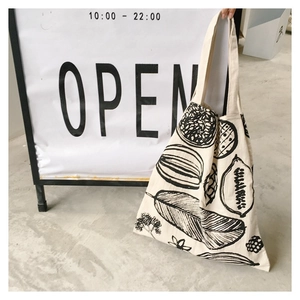 Grande borsa tote chic in tela con stampe botaniche nere per le donne uso quotidiano