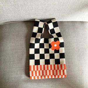 Sac fourre-tout en tricot avec motif damier noir et blanc et détail fleur orange