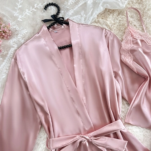 Ensemble pyjama 3 pièces en satin rose avec dentelle et peignoir assorti sur fond blanc doux