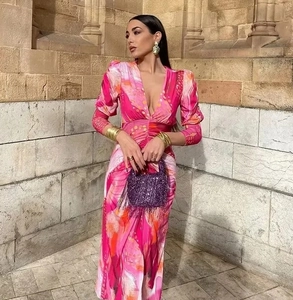 Détail de l'imprimé abstrait rose et orange sur robe plissée à manches longues