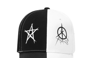 Dettaglio del cappellino patchwork con stampa a stelle e testo in stile graffiti