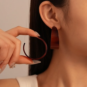 Retro amber acrylic C-shaped hoop earrings with polished tortoiseshell finish