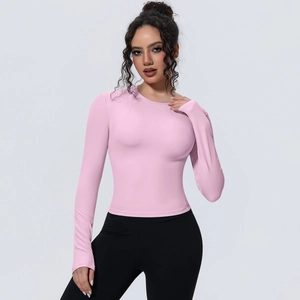 Détail du haut de yoga rose ajusté avec tissu respirant et haute élasticité pour le sport