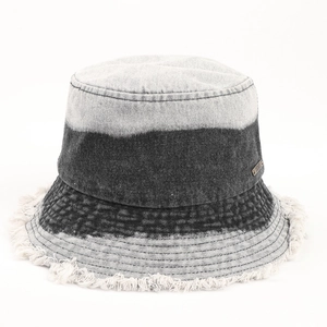 Chapeau bob en denim rétro avec dégradé de couleurs et bords effilochés sur fond blanc