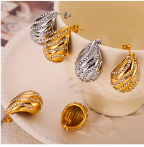 Vista macro dettagliata di orecchini a goccia in oro e argento con strass a spirale