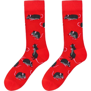 Détail de chaussettes en tricot rouge avec motif animalier de souris grises imprimé
