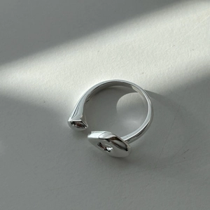 Dettaglio di un anello regolabile in argento 925 lucido con design moderno astratto