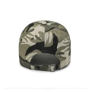 Vue arrière de la casquette de baseball camouflage avec boucle métallique réglable