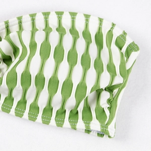 Gros plan détaillé sur la texture gaufrée vert et blanc avec coutures plissées du maillot