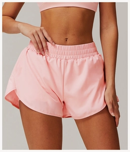 Gros plan détaillé de la taille élastique rose sur le short de yoga à séchage rapide