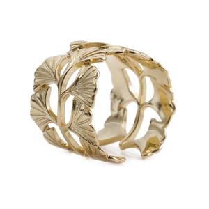 Minimalistischer vergoldeter Ginkgoblatt-Ring mit filigranen, ausgehöhlten Metalldetails