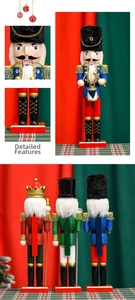 Dettaglio dello schiaccianoci in legno con spalline dorate e uniforme blu glitterata
