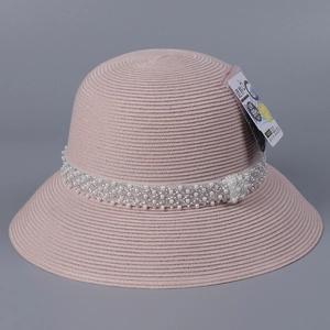 Detail eines rosa gewebten Sonnenhutes mit Perlenband und UPF 50 plus UV Schutz Etikett