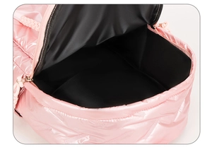 Nahaufnahme der rosa gesteppten Rucksack-Innenseite mit schwarzem Futter und Reißverschluss
