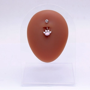 Piercing de nombril patte de chat rose sur modèle en silicone et support en acrylique
