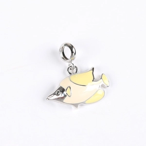 Détail macro du pendentif poisson en argent avec émail jaune et œil en cristal brillant