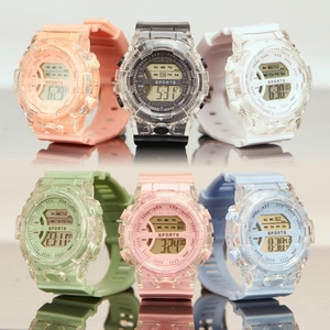 Plusieurs montres de sport numériques colorées avec bracelets en résine transparente et reflets