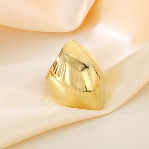 Makro-Detailaufnahme des glänzenden goldenen Tropfenrings auf beige Seide