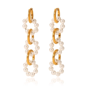 Détails des boucles d'oreilles chaîne plaquées or 18 carats avec perles et reflet miroir