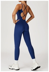 Détail d'une combinaison de yoga bleu foncé avec dos croisé pour le sport et fitness