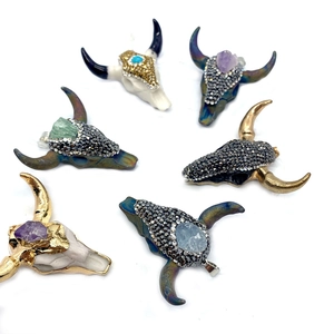 Set mit sechs Bullenschädel-Anhängern mit natürlichen Edelsteinen und Kristallen in Gold