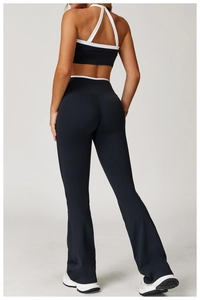 Detailweergave van de rug met cross-back sportbeha en uitlopende yoga-broek in zwart