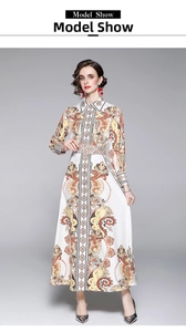 Détail d'une robe longue à manches longues et motif cachemire avec ceinture