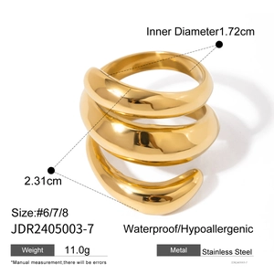 Makroaufnahme: 11g wasserfester goldener Edelstahl-Spiralring im dreilagigen Design