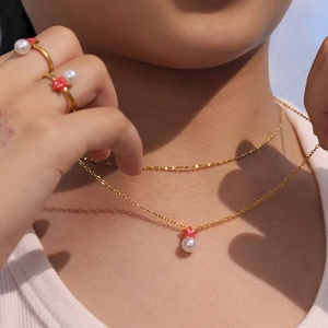 Conjunto de collar y anillo de estrella de mar dorada con perlas en modelo real