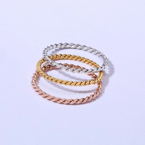 Minimalistischer Gedrehter Seilringe Edelstahl Vergoldet Zirkonia Einfacher Stapelbarer Modeschmuck Für Damen
