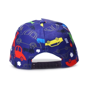Vue arrière de la casquette enfant bleu marine avec motif voitures et attache réglable