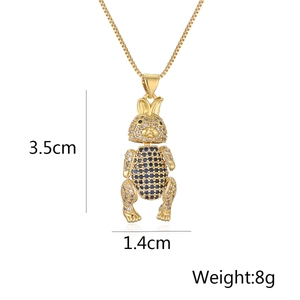 Dettaglio del ciondolo a coniglio placcato oro con misure 3,5cm x 1,4cm e peso 8g